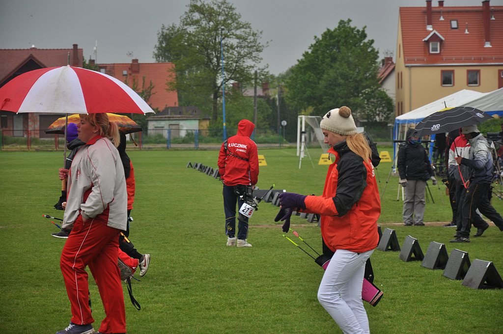 Strzelali z łuków na boisku przy Świerkowej