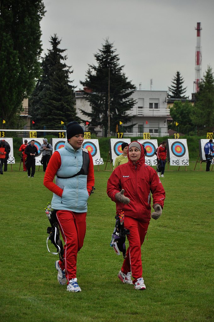 Strzelali z łuków na boisku przy Świerkowej