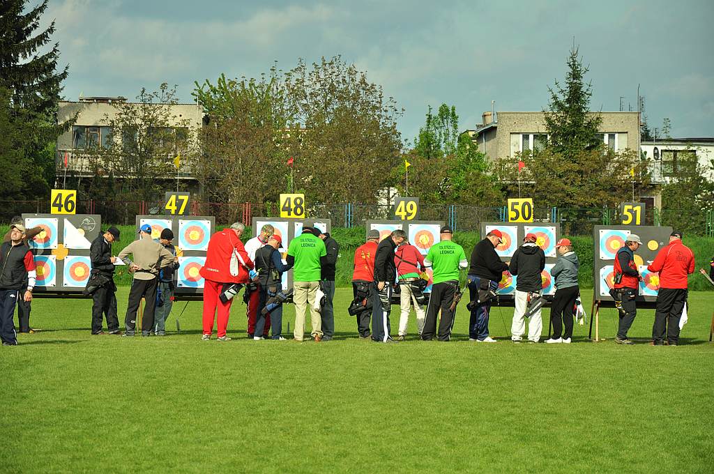 Strzelali z łuków na boisku przy Świerkowej