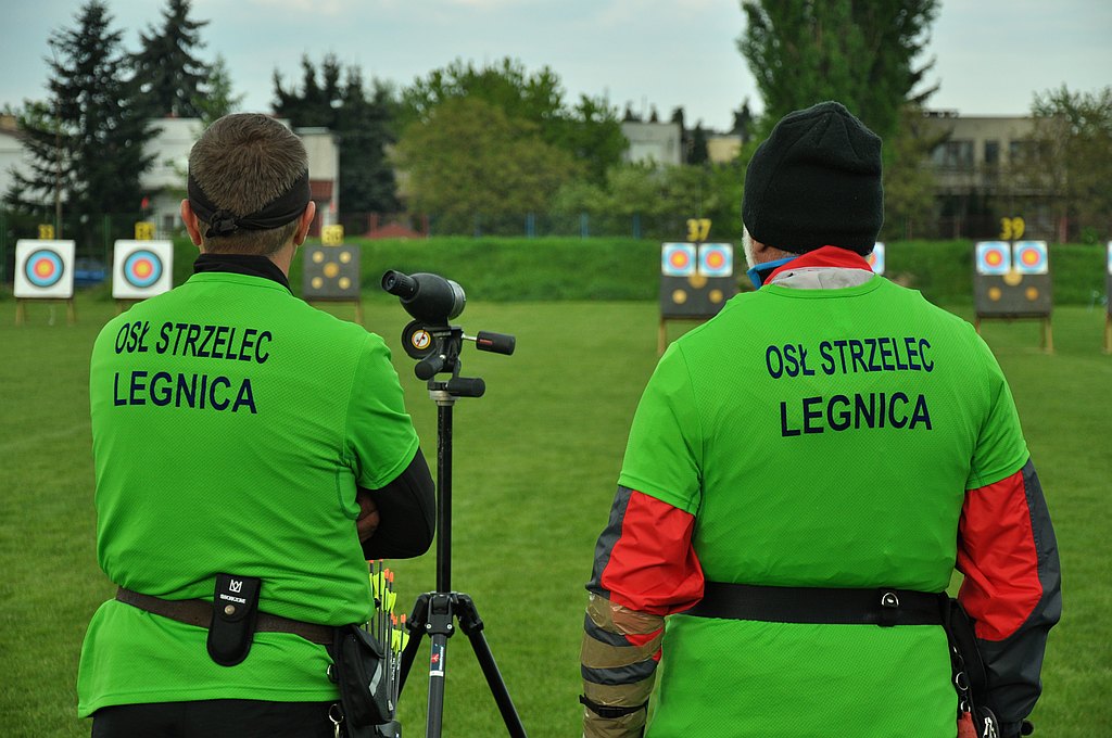 Strzelali z łuków na boisku przy Świerkowej
