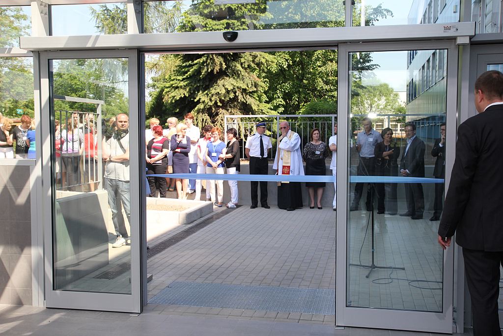 Tłum polityków w szpitalu na otwarciu ... wejścia