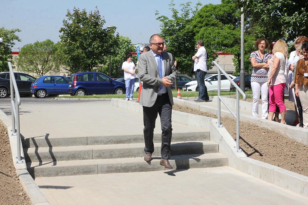 Tłum polityków w szpitalu na otwarciu ... wejścia