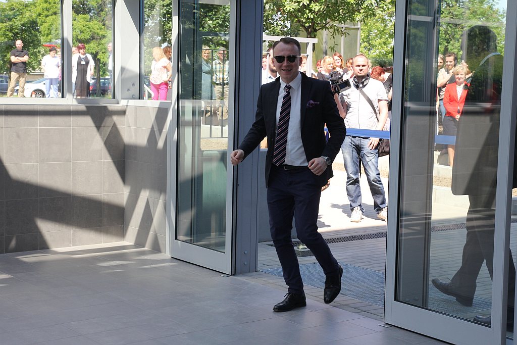 Tłum polityków w szpitalu na otwarciu ... wejścia