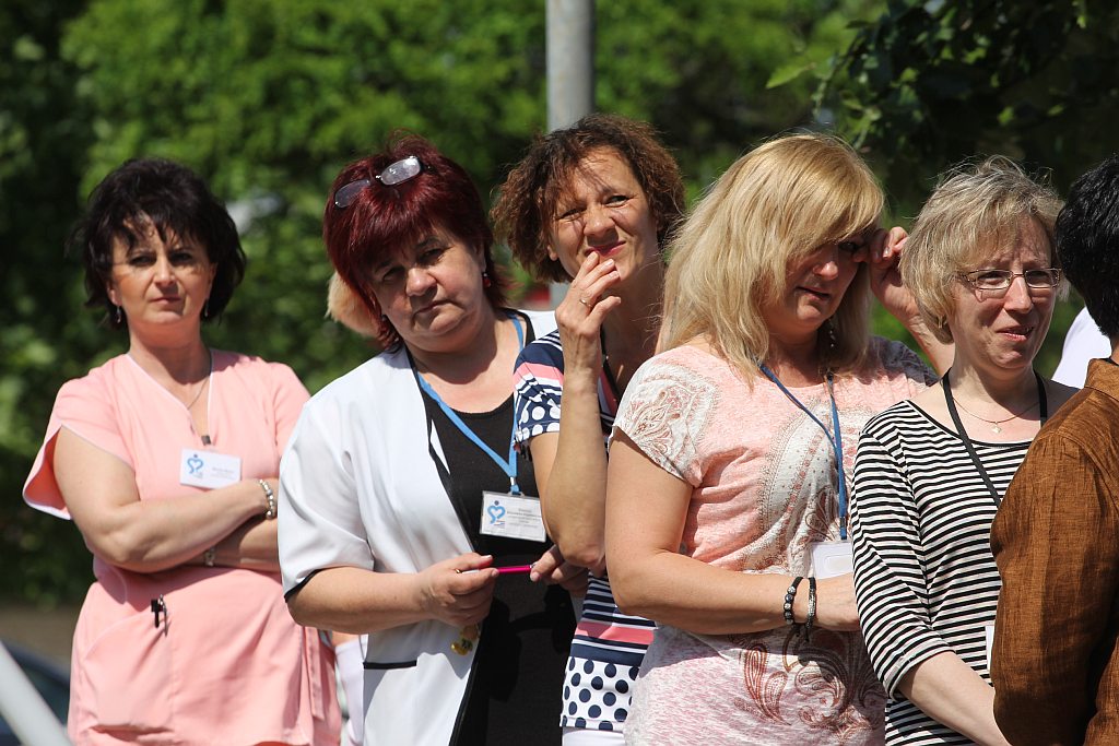 Tłum polityków w szpitalu na otwarciu ... wejścia