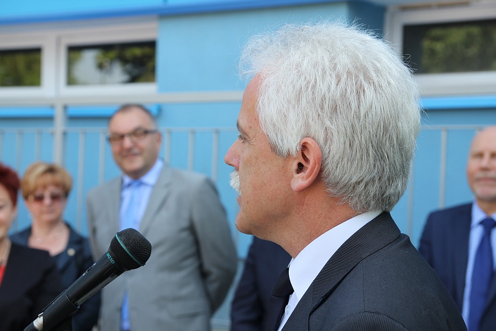 Tłum polityków w szpitalu na otwarciu ... wejścia