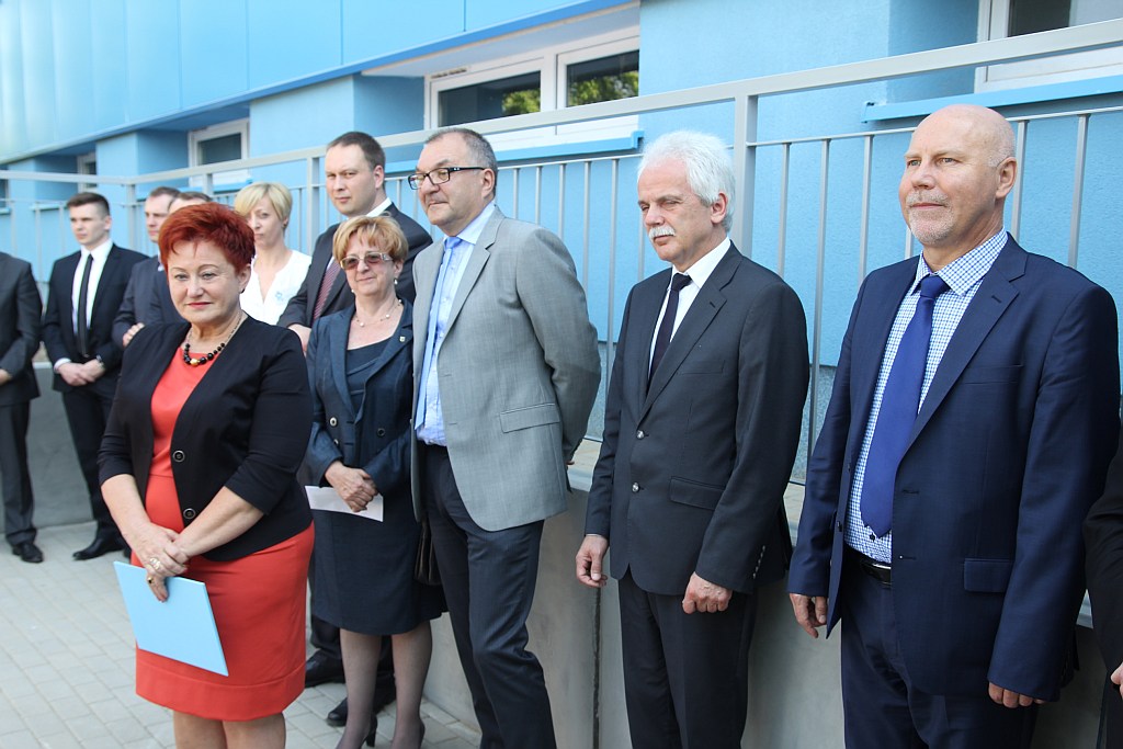 Tłum polityków w szpitalu na otwarciu ... wejścia
