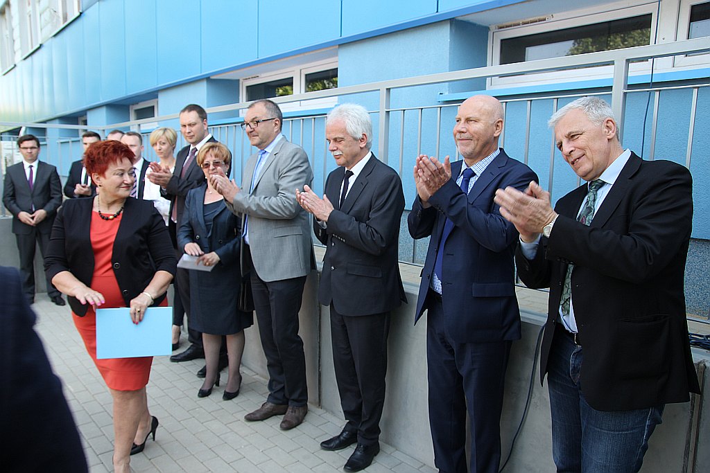 Tłum polityków w szpitalu na otwarciu ... wejścia
