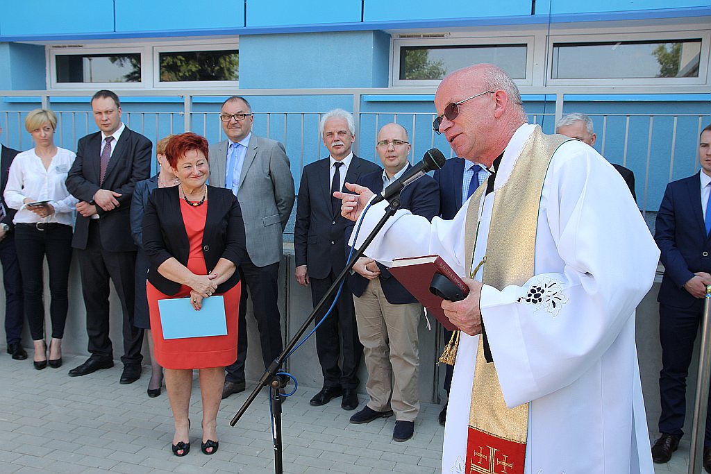 Tłum polityków w szpitalu na otwarciu ... wejścia