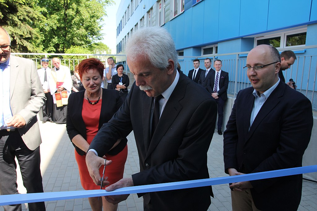 Tłum polityków w szpitalu na otwarciu ... wejścia