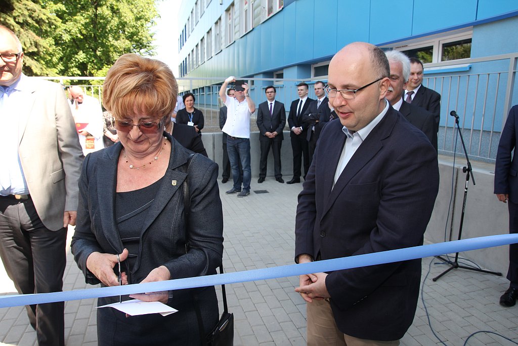 Tłum polityków w szpitalu na otwarciu ... wejścia