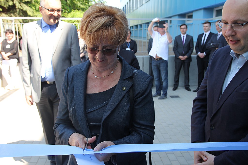 Tłum polityków w szpitalu na otwarciu ... wejścia