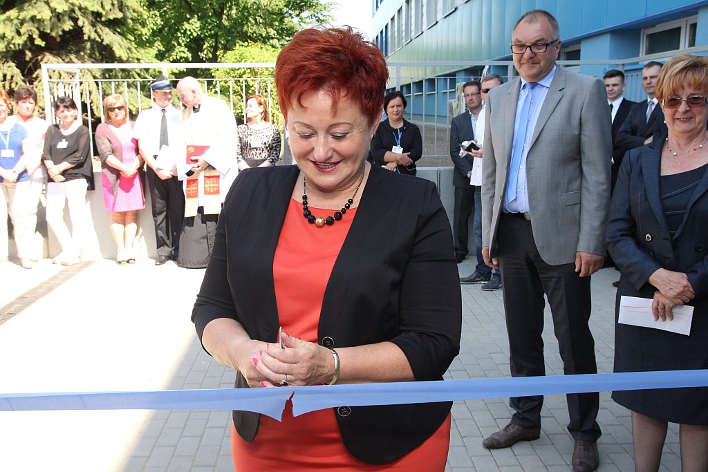 Tłum polityków w szpitalu na otwarciu ... wejścia