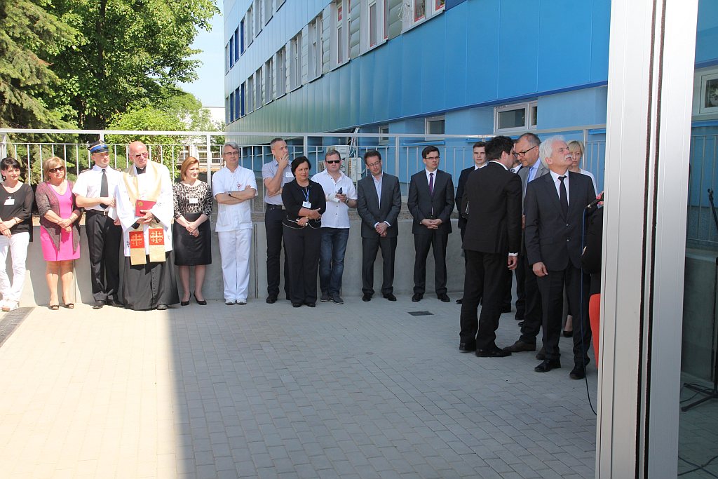 Tłum polityków w szpitalu na otwarciu ... wejścia