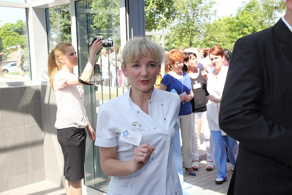 Tłum polityków w szpitalu na otwarciu ... wejścia
