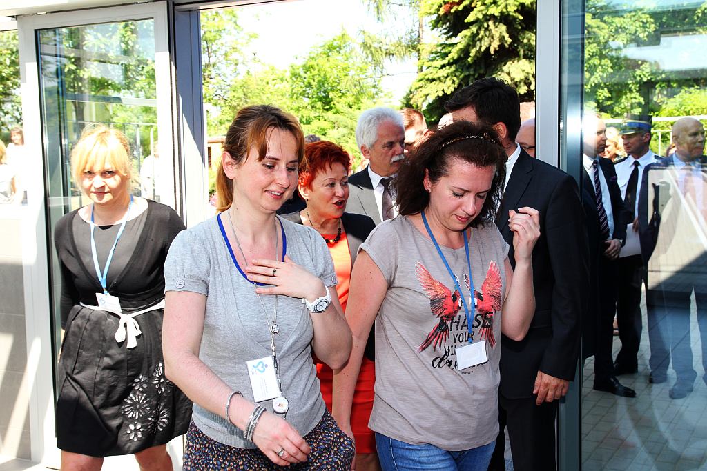 Tłum polityków w szpitalu na otwarciu ... wejścia