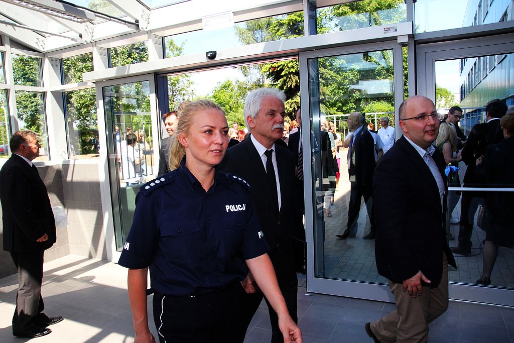 Tłum polityków w szpitalu na otwarciu ... wejścia
