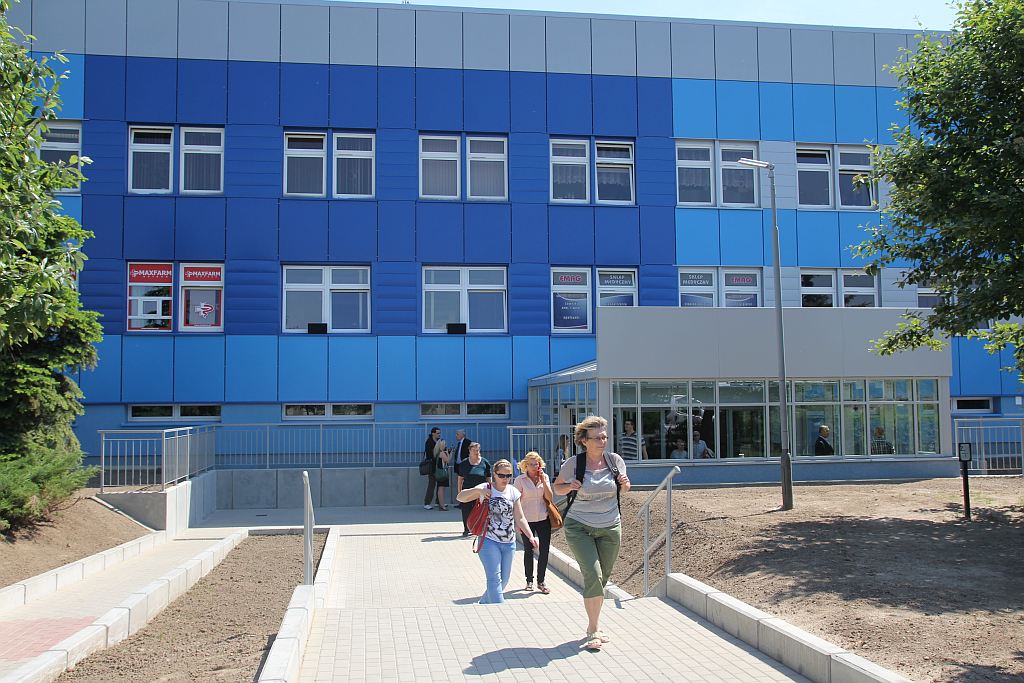 Tłum polityków w szpitalu na otwarciu ... wejścia