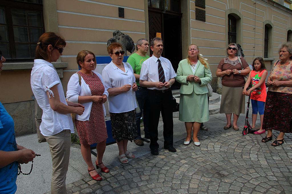 Rozpoczęli modlitwy na dziedzińcu akademii