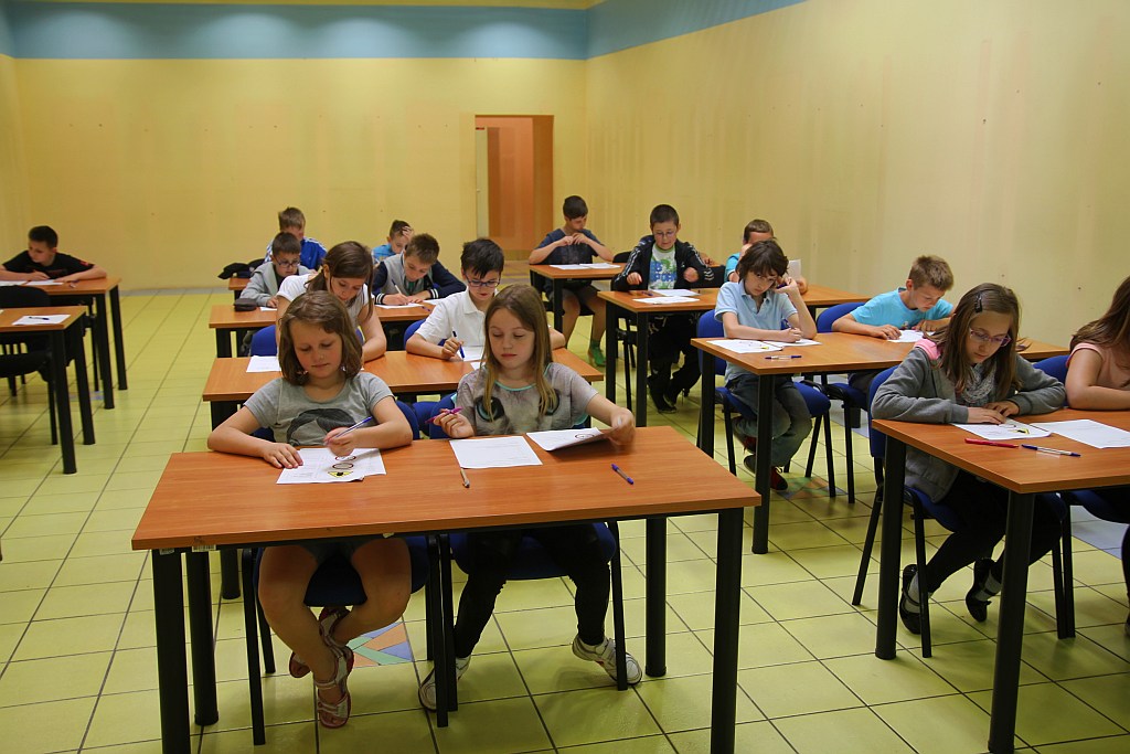 Uczniowie zdają pierwsze 