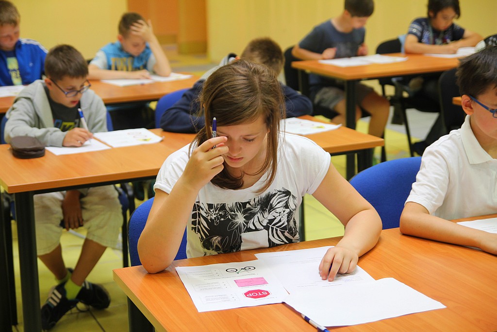 Uczniowie zdają pierwsze 