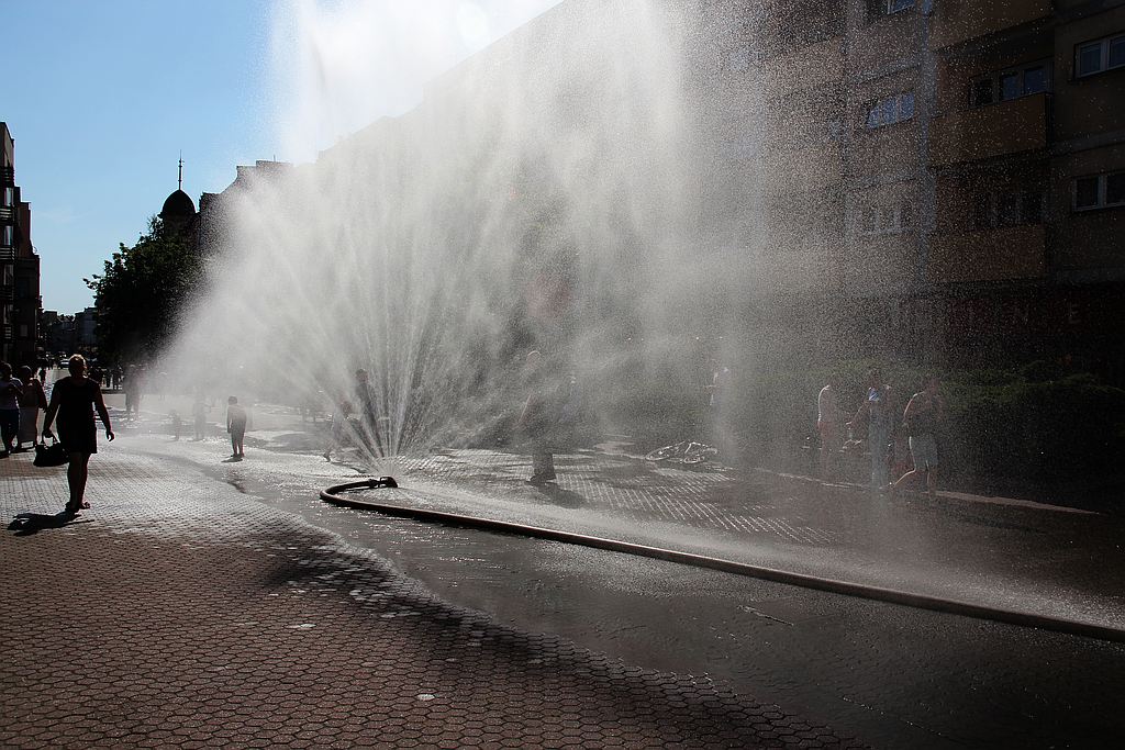 Strażacy pomogą przeżyć upał. Kurtyna w centrum