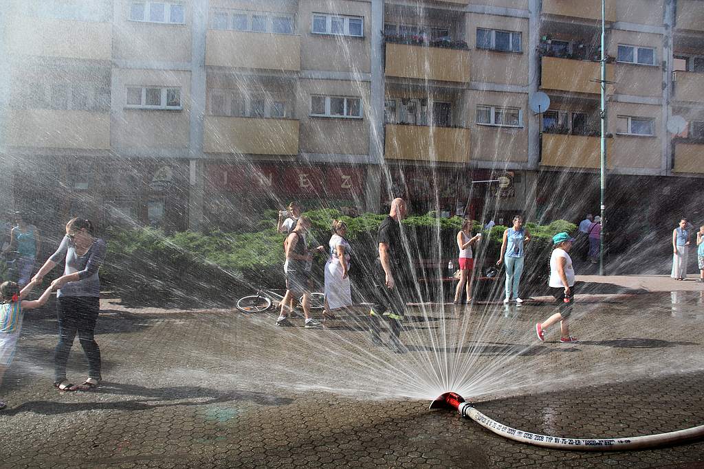 Strażacy pomogą przeżyć upał. Kurtyna w centrum