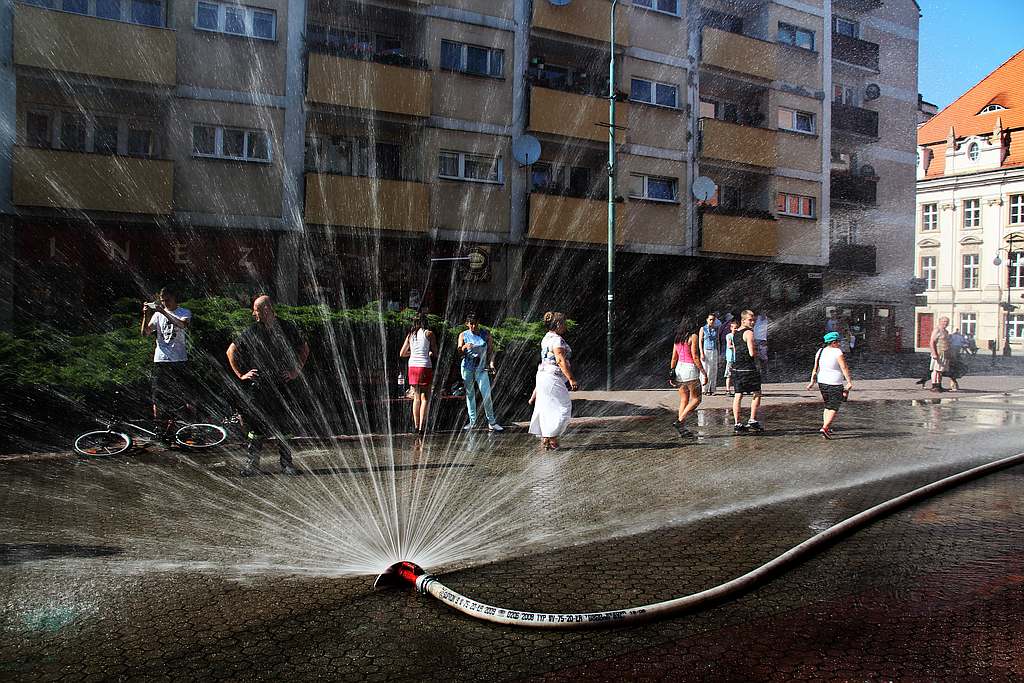 Strażacy pomogą przeżyć upał. Kurtyna w centrum