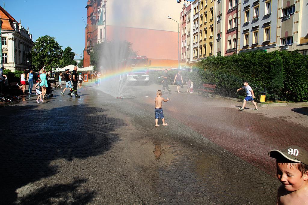 Strażacy pomogą przeżyć upał. Kurtyna w centrum
