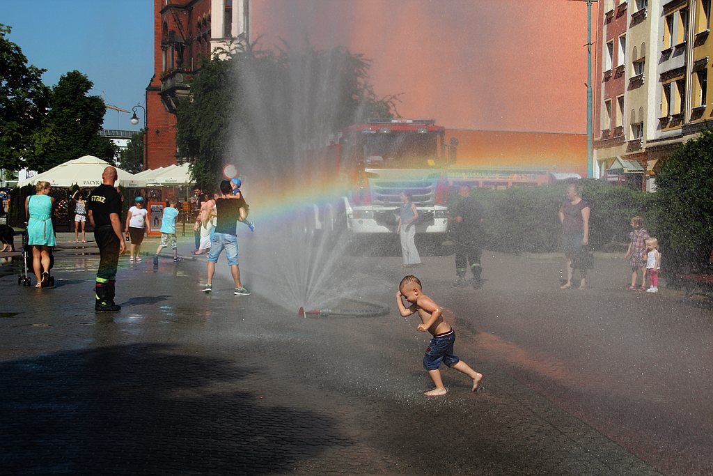 Strażacy pomogą przeżyć upał. Kurtyna w centrum