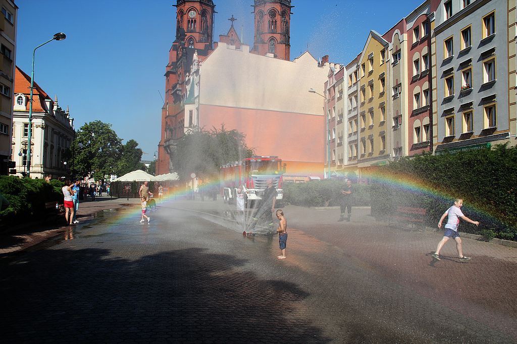 Strażacy pomogą przeżyć upał. Kurtyna w centrum