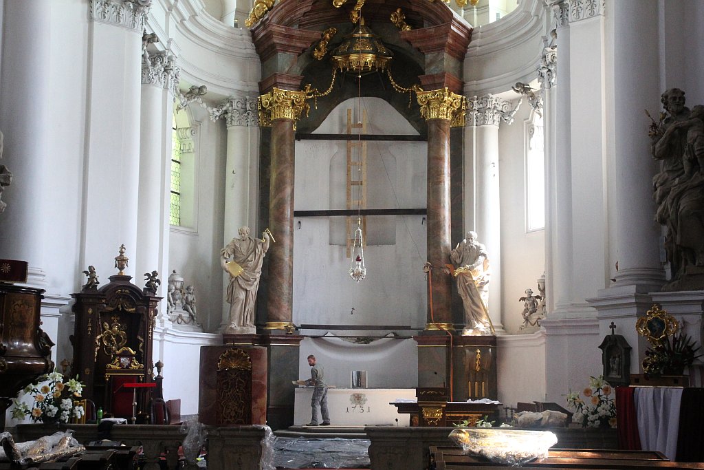 Montaż obrazu w ołtarzu głównym