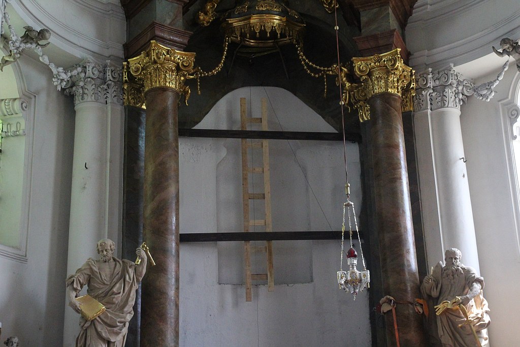 Montaż obrazu w ołtarzu głównym