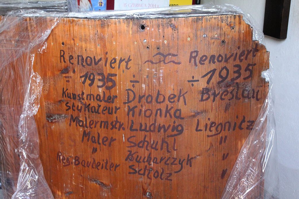 Montaż obrazu w ołtarzu głównym