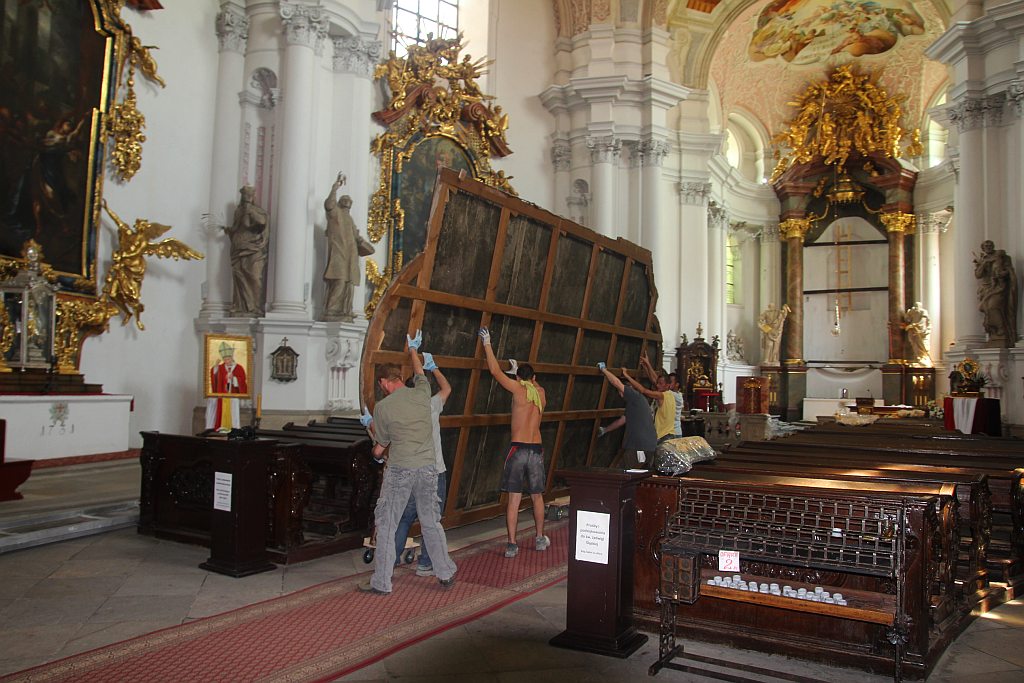 Montaż obrazu w ołtarzu głównym