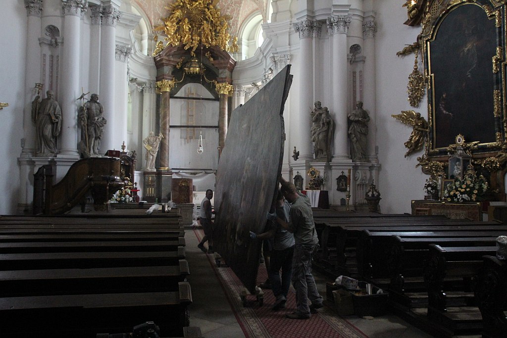 Montaż obrazu w ołtarzu głównym