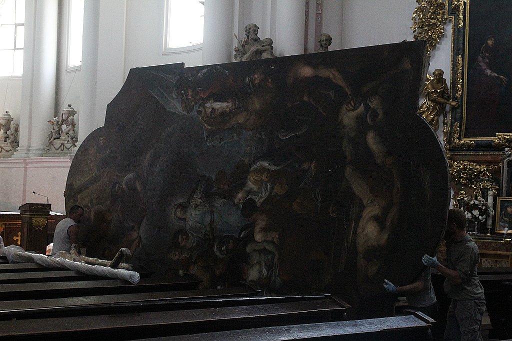 Montaż obrazu w ołtarzu głównym