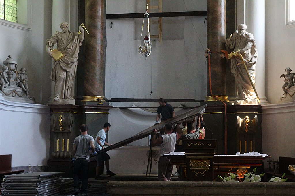 Montaż obrazu w ołtarzu głównym