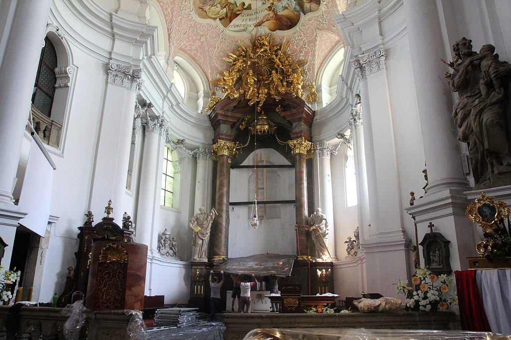 Montaż obrazu w ołtarzu głównym