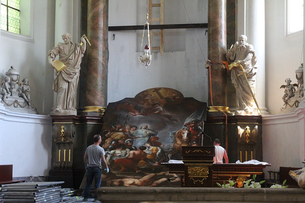 Montaż obrazu w ołtarzu głównym