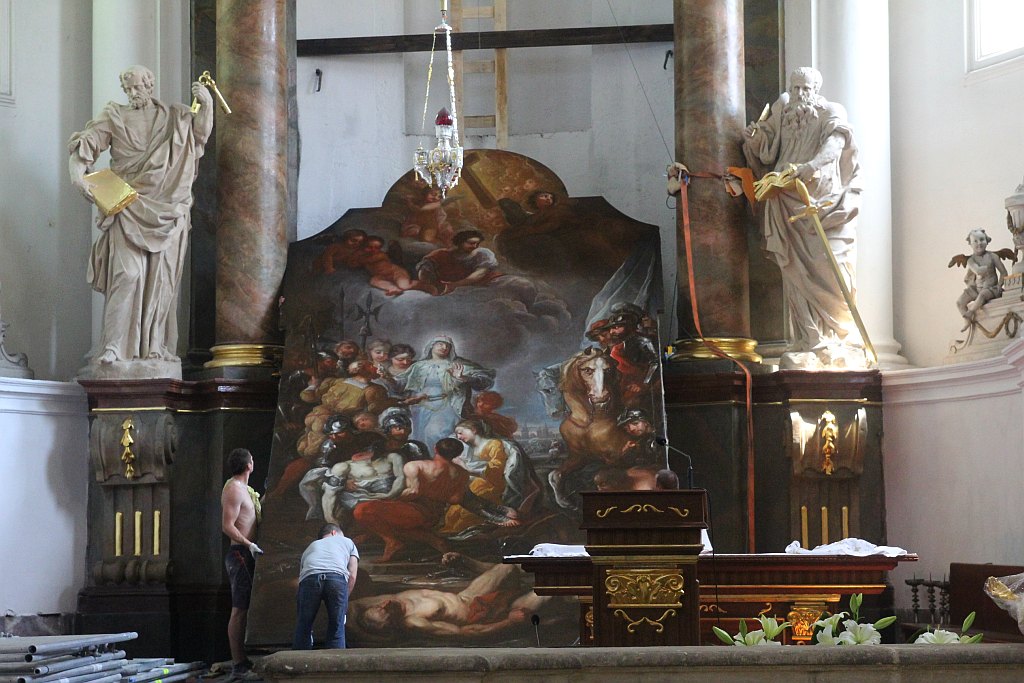 Montaż obrazu w ołtarzu głównym