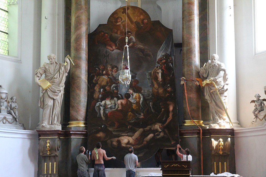 Montaż obrazu w ołtarzu głównym