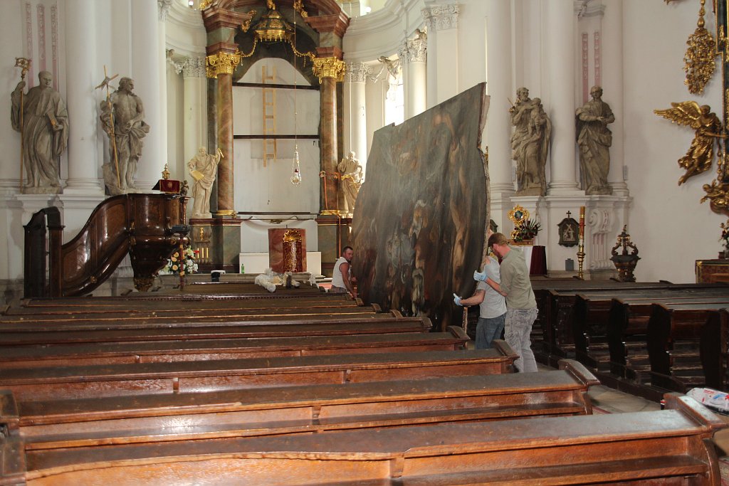 Montaż obrazu w ołtarzu głównym