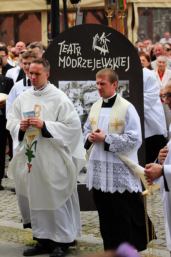 Msza i procesja z watykańskimi dostojnikami cz2