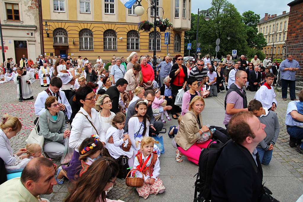 Msza i procesja z watykańskimi dostojnikami cz2