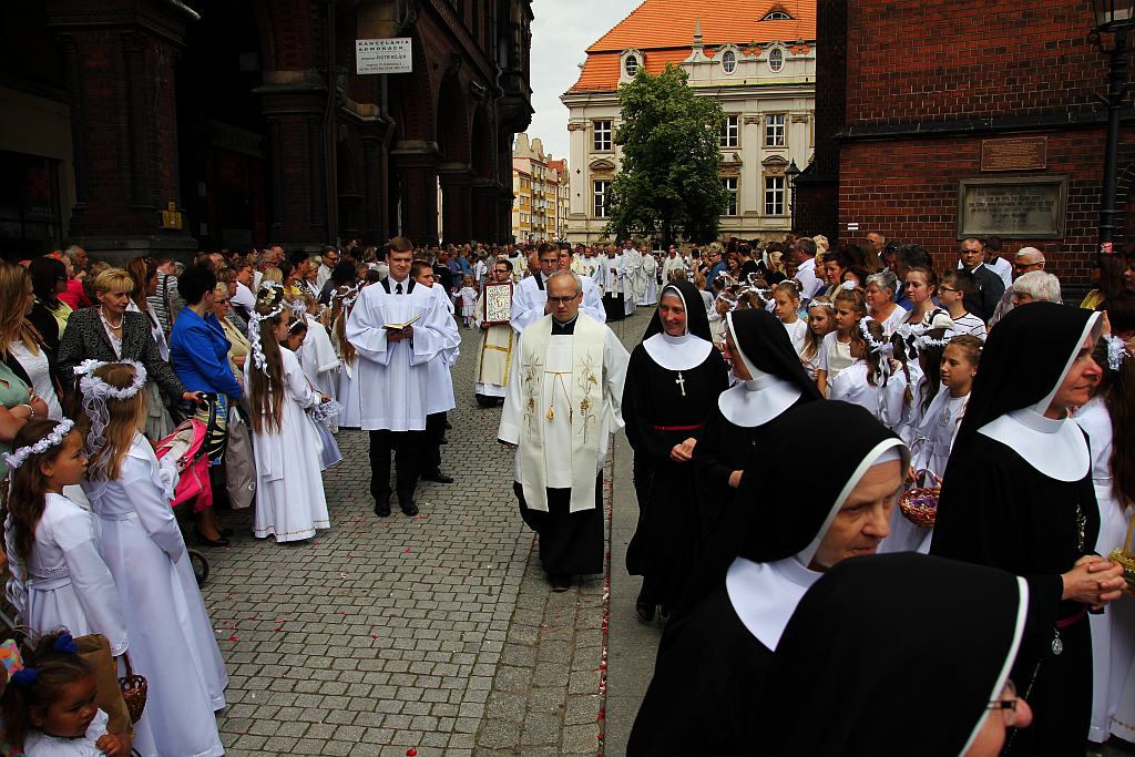 Msza i procesja z watykańskimi dostojnikami cz1