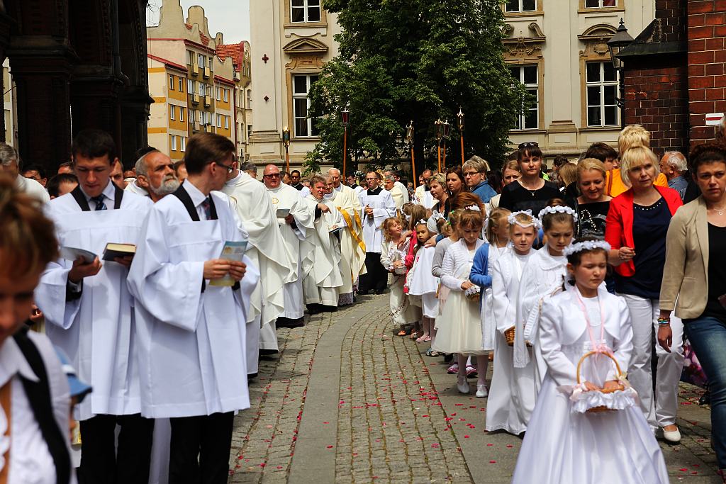 Msza i procesja z watykańskimi dostojnikami cz1