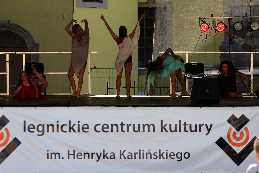 Dzień Tańca na dziedzińcu LCK