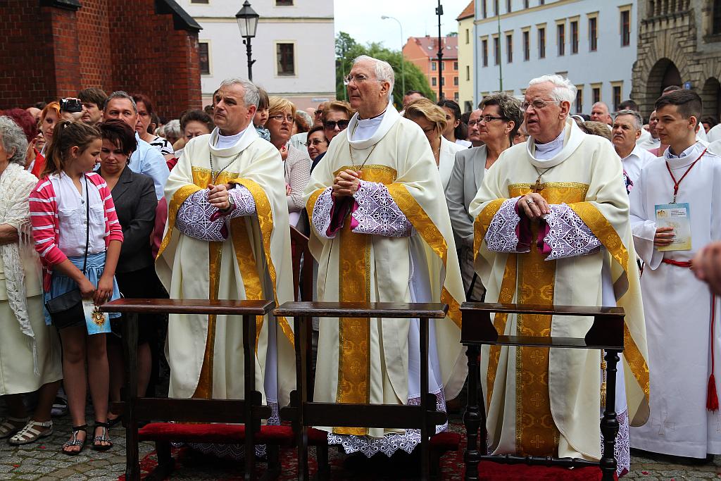 Msza i procesja z watykańskimi dostojnikami cz1