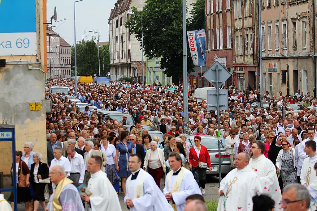Msza i procesja z watykańskimi dostojnikami cz2