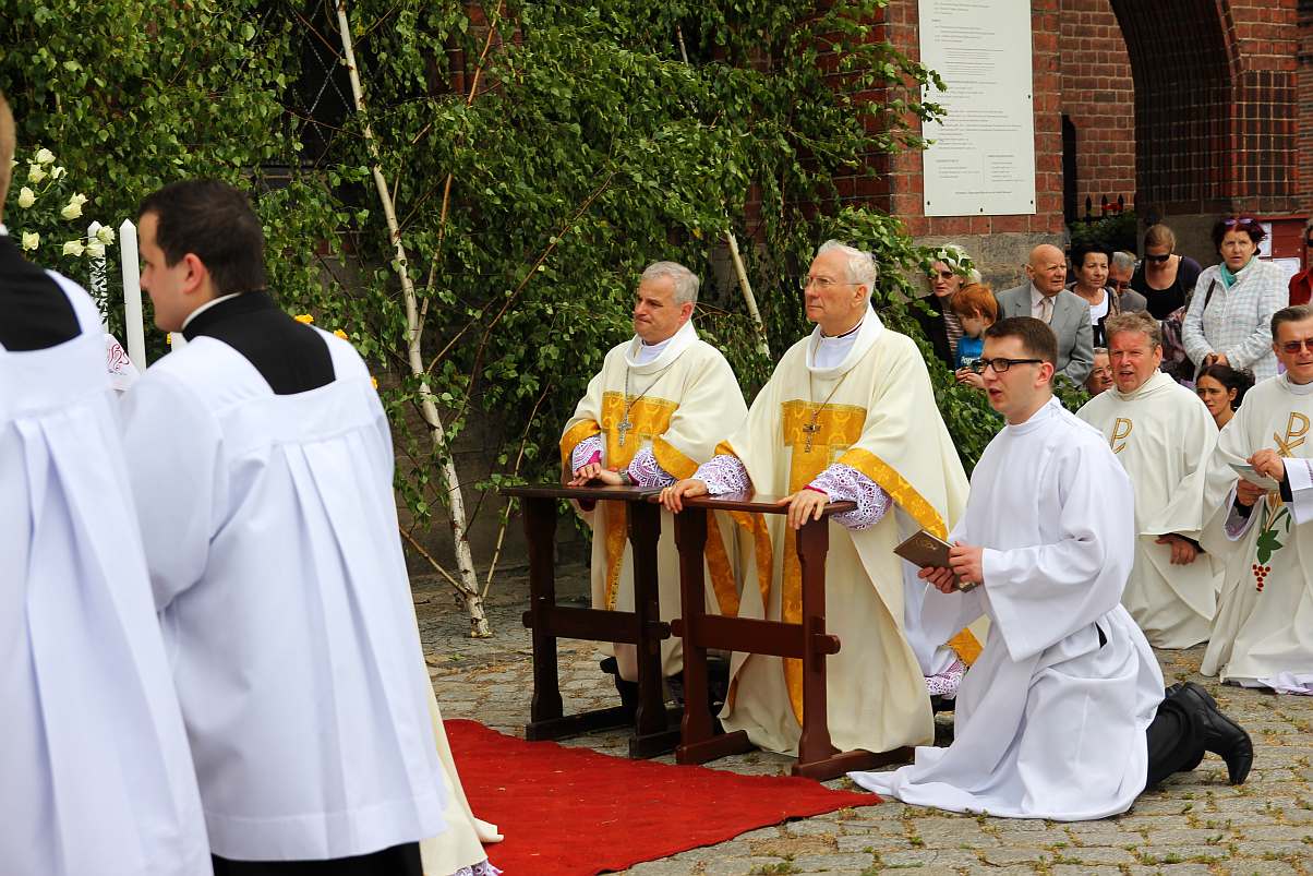 Msza i procesja z watykańskimi dostojnikami cz2